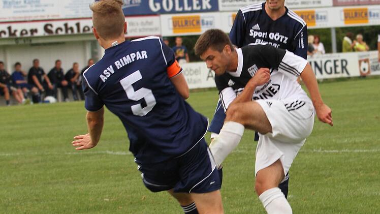 Der Sander Mittelstürmer Jan Derra zieht aus acht Metern ab, sein Schuss wird aber noch von Gästekapitän Christian Betzel abgewehrt.