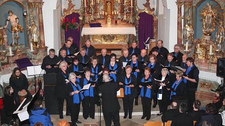 Sängerinnen und Sänger aus Sambach und Herrnsdorf haben sich unter Leitung von Dominik Ignatzek zum Chor "Tonarten" vereinigt. Pia Schuhmann aus Weppersdorf (links) am Klavier und Matthias Uri aus Schlüsselfeld (Zweiter von links) mit seiner Trommel begleiteten den Chor.