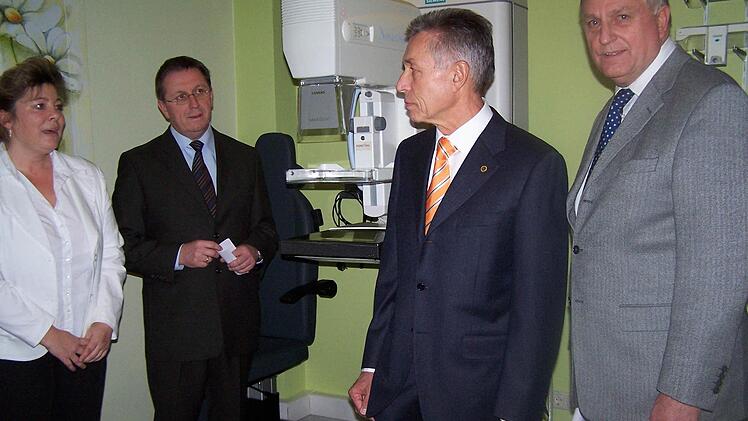 Grit Händler, Oberbürgermeister Henry Schramm, Dr. Peter Hausser und Klinikum-Geschäftsführer Herbert Schmidt (von links) freuen sich: 2009 konnte am Klinikum Kulmbach eine Mammographie-Screening-Einheit eingeweiht werden.