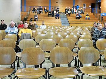 Vor nur spärlich besetzten Rängen lief die Bürgerversammlung in Höchstadt ab. Foto: Andreas Dorsch