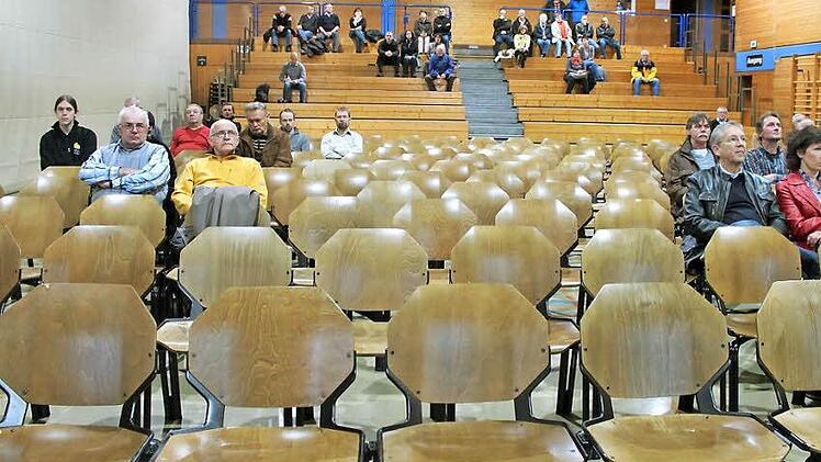 Vor nur spärlich besetzten Rängen lief die Bürgerversammlung in Höchstadt ab. Foto: Andreas Dorsch