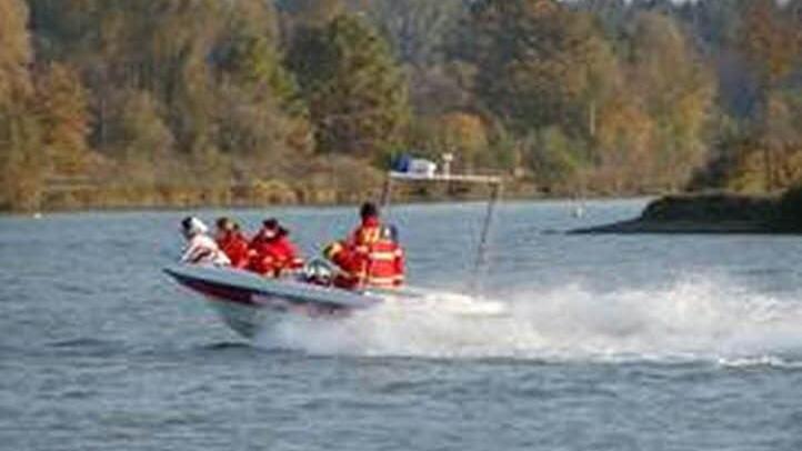 Die Kulmbacher DLRG in Aktion: Mit dem Schnellboot auf der Kieswäsch unterwegs. Foto: privat