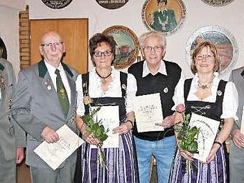 Bei der Ehrung (von links): Schützenmeister Dieter Hummel an Gerhard Barth, Zita Berghold, Edwin Lösch, Marina Angermüller und Peter Wiederhold.  Foto: Klaus Oelzner