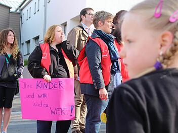 Verdi-Kundgebung vor der Kita Regenbogenland in Bad Brückenau. Fotos: Benedikt Borst
