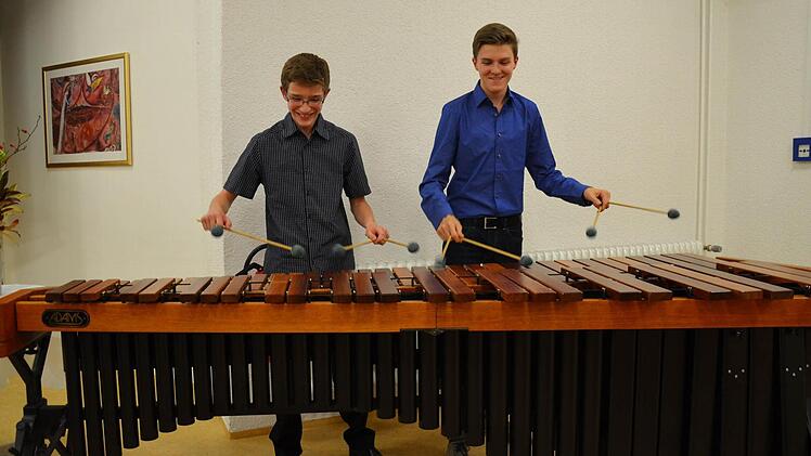 Für die musikalische Umrahmung sorgten Markus Uttenreuther und Leon Paletta von der städtischen Musikschule an der Marimba.