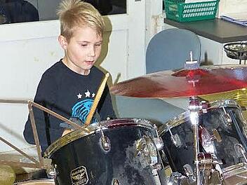 Der junge Paul Müller beim Schnuppernachmittag der Bläserklasse des Vereins der Musikfreunde Kupferberg am Schlagzeug  Foto: Klaus-Peter Wulf