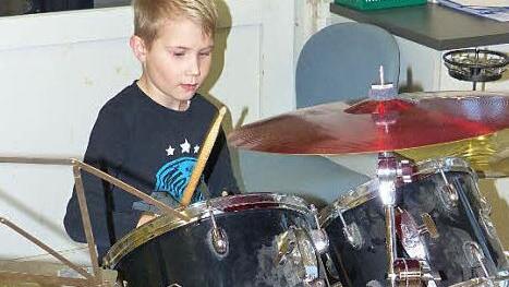 Der junge Paul Müller beim Schnuppernachmittag der Bläserklasse des Vereins der Musikfreunde Kupferberg am Schlagzeug  Foto: Klaus-Peter Wulf