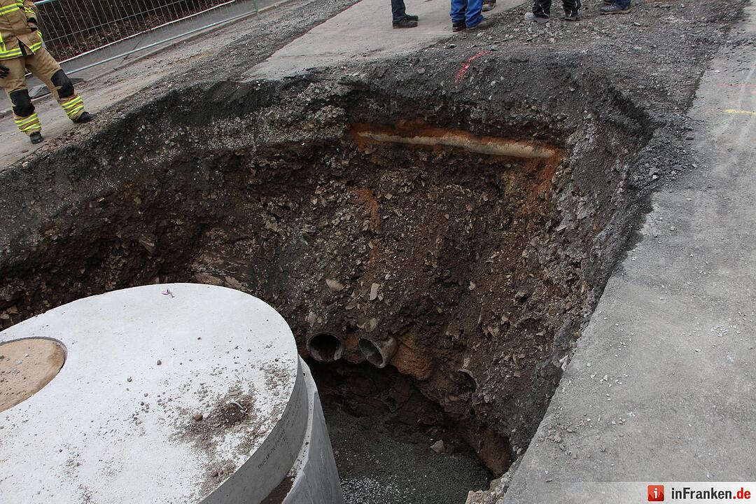Rentner stuerzt mit seinem Pkw in Baugrube