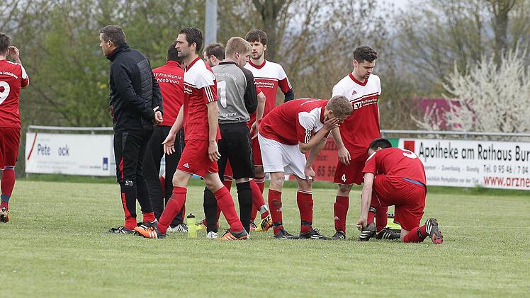 Die Halbzeitansprache hielt Schönbrunns Trainer Frank Hermannsdörfer auf dem Platz ab.