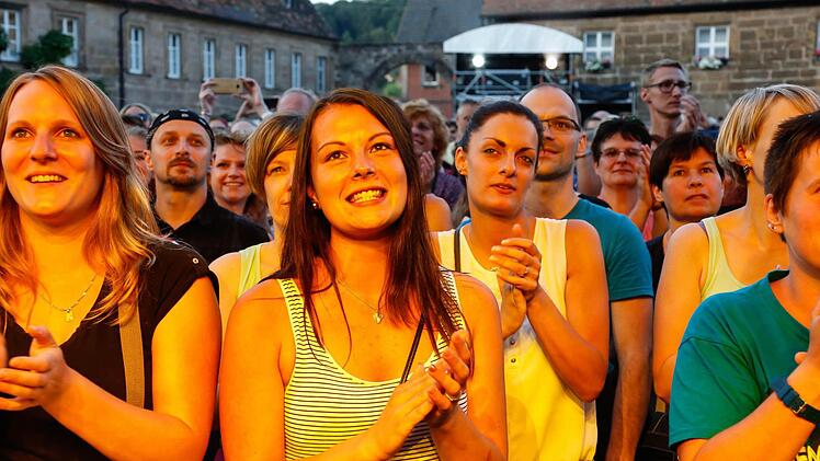 Funkelperlenaugen: Glückselige Fans direkt vor der Bühne.