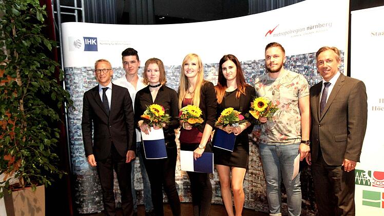 Auszeichnung der besten IHK-Absolventen mit Landrat Alexander Tritthart und Oliver Brehm. Fotos: Richard Sänger