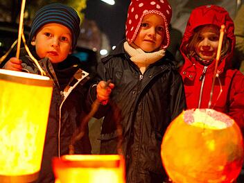 Am Martinstag gehen einige von euch bestimmt mit einer Laterne durch die Stra&szlig;en. Vorher, am Morgen, erfahrt ihr in der Kinder-Uni in Bamberg, warum wir das jedes Jahr tun.  Foto: Ole Spata, dpa-Archiv