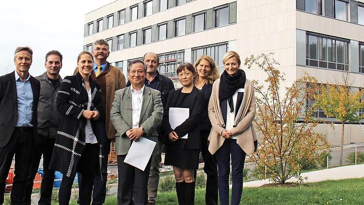 Mathias Schmidt, Roland Schmidt, Markus Semmelroch (Technischer Leiters), Krankenhausdirektorin Eva Gill, Baukoordinator Tristan Rinker, Shigeki Nakayama, Roland Meyer, Dolmetscherin, Birgit Dietz (Architektin) und Pflegedirektorin Anja Schönheit-Müller (von links) Foto: privat