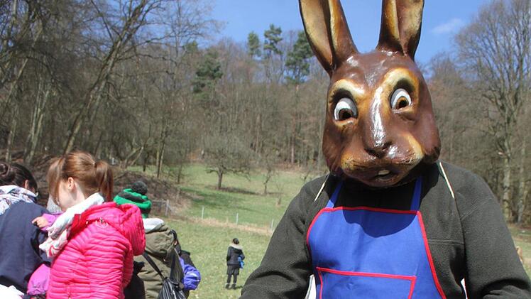 Klara Schuberth (5) hatte vor den Osterhasen kein bisschen Angst und freute sich &uuml;ber die P&auml;ckchen, die die Hasen verteilt haben. Foto: Sonny Adam