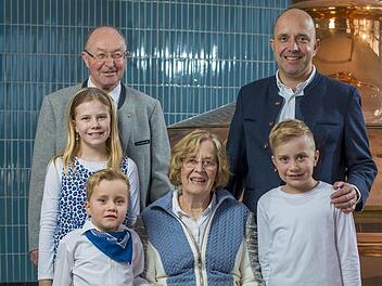Die neunte, zehnte und elfte Generation der Familie (von links): Ferdinand, Anna, Rainer, Christine, Julius und Axel Kochinki.  Foto: Rene Jaschke