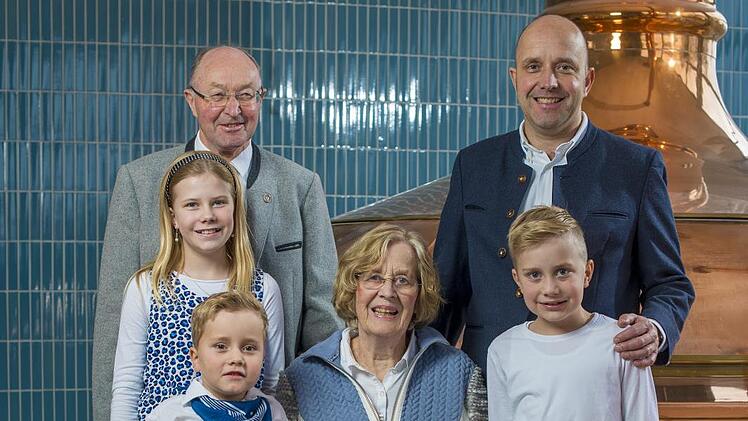 Die neunte, zehnte und elfte Generation der Familie (von links): Ferdinand, Anna, Rainer, Christine, Julius und Axel Kochinki.  Foto: Rene Jaschke