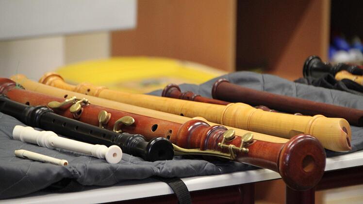 Die Flötistin Dorothee Oberlinger demonstriert den Schülern die tiefen Tonlagen einer Bass-Blockflöte. Foto: Ulrike Müller