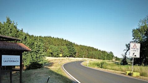 Auf Höhe der Zimmerei Lauterbach wird ab kommenden Montag die Staatsstraße 2183 bis Ramsenthal gesperrt  Foto: Werner Reißaus