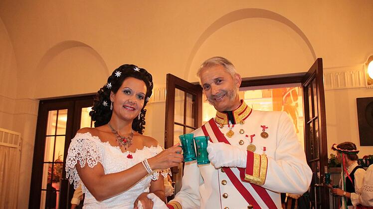 Kaiserin Sisi (Nadja Keller) und Kaiser Franz-Josef (Rolf Mattheas) stoßen mit den diesjährigen Rakoczy-Gläsern an.Ralf Ruppert