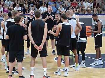 In vielen Trainingseinheiten hat Trainer Raoul Korner das Medi-Team auf die kommende Saison eingeschworen, jetzt beginnt für die Bayreuther beim Actic-Cup die heiße Phase der Vorbereitung.  Foto: Peter Mularczyk