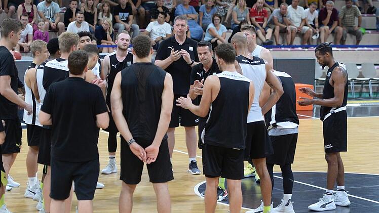 In vielen Trainingseinheiten hat Trainer Raoul Korner das Medi-Team auf die kommende Saison eingeschworen, jetzt beginnt für die Bayreuther beim Actic-Cup die heiße Phase der Vorbereitung.  Foto: Peter Mularczyk