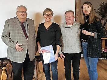 Der Nordbayerische Musikbund würdigte mit Ehrenurkunden das langjährige Musizieren im Stadtspielmannszug Coburg (von links): Werner Pörner, Antje Hennig, Stabführer Fritz Ennes und Sina von der Weth. Foto: Desombre