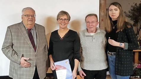 Der Nordbayerische Musikbund würdigte mit Ehrenurkunden das langjährige Musizieren im Stadtspielmannszug Coburg (von links): Werner Pörner, Antje Hennig, Stabführer Fritz Ennes und Sina von der Weth. Foto: Desombre
