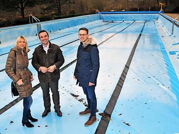 Im leeren Schwimmbecken des Freibades von Egloffstein erl&auml;uterten B&uuml;rgermeister Stefan F&ouml;rtsch (Mitte) und Matthias Wirth der Abgeordneten Silke Launert die Sanierungsvorhaben. Foto: PR