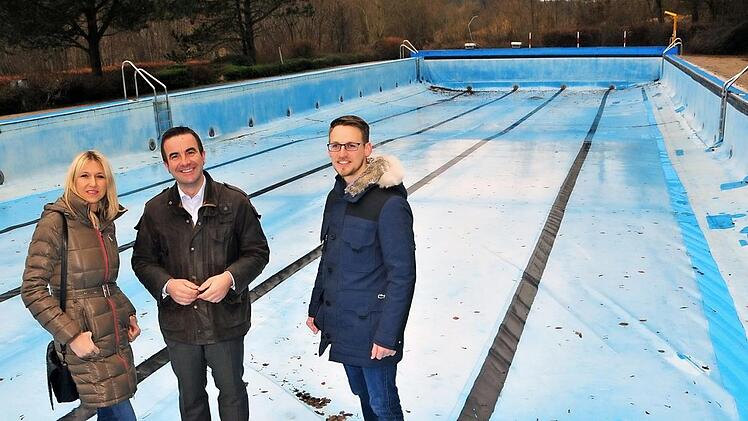 Im leeren Schwimmbecken des Freibades von Egloffstein erl&auml;uterten B&uuml;rgermeister Stefan F&ouml;rtsch (Mitte) und Matthias Wirth der Abgeordneten Silke Launert die Sanierungsvorhaben. Foto: PR