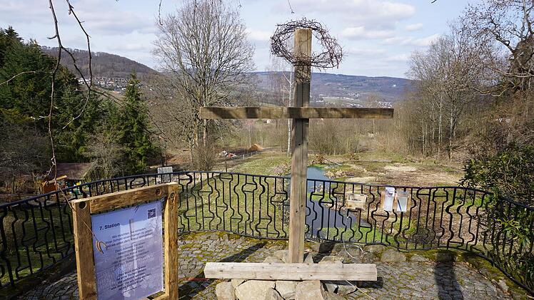 Das Kreuz mit der Einladung die Sorgen und Lasten des eigene Lebens abzulegen ist eine wichtige Station im österlichen Hoffnungsweg.