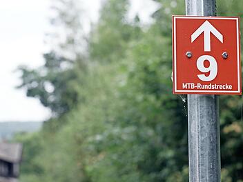 Nur ganz kurz führt die "Brückenauer Runde" für Mountainbiker über den Bahnradweg und am alten Bahnhof im Staatsbad (links) vorbei. Danach zweigt sie steil in den Wald hoch zum Dreistelz bei Oberleichtersbach ab. Bis dorthin müssen die Radsportler...