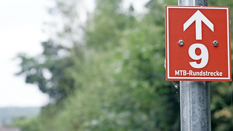 Nur ganz kurz führt die "Brückenauer Runde" für Mountainbiker über den Bahnradweg und am alten Bahnhof im Staatsbad (links) vorbei. Danach zweigt sie steil in den Wald hoch zum Dreistelz bei Oberleichtersbach ab. Bis dorthin müssen die Radsportler...