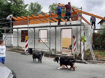 Die Dorfgemeinschaft half Zimmerermeister Peter Krauß beim Aufrichten des Dachstuhls. Die feierliche Einweihung soll am 25. September erfolgen.