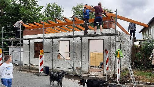 Die Dorfgemeinschaft half Zimmerermeister Peter Krauß beim Aufrichten des Dachstuhls. Die feierliche Einweihung soll am 25. September erfolgen.