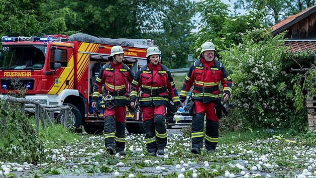 Da ist ganz schön was vom Himmel heruntergekommen: Tennisball-große Hagelkörner sind auf die Gegend niedergegangen und haben Autos und Dächer zerstört. Die Feuerwehrleute Toni (Lisa Jopt, Mitte), Flori (Xiduo Zhao, links) und Gerhard (Ferdinand Dörfler) haben alle Hände voll zu tun.