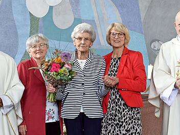 Das Foto zeigt Pater Velangini Thumma, Margarete Rothaug, Anni Rachor, Martha Schmitt sowie Diakon Michael Sell.