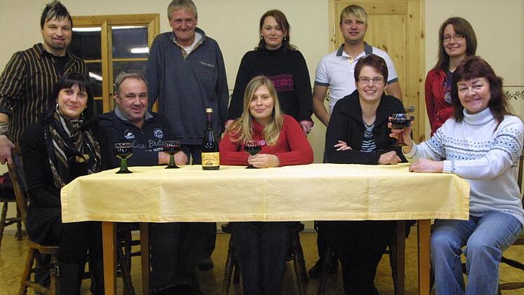 Ein Prosit auf den Bühnenspaß: Die Akteure der "Theatergruppe Kirchlauter" in der letzten Saison: Vordere Reihe von links Martina Freisinger, Bobby Undiener, Andrea Kaiser, Tanja Wissendheit, und Leiterin Marinanne Baum. Hintere Reihe von links Rainer Pankratz, Arnold Kirchner, Magda Stöhr, Marc Veen, Eva Genslein. Auf dem Bild fehlt Roland Gehring.  Foto: Günther Geiling