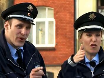 Polizisten beim Rappen. Screenshot: YouTube/Polizei NRW Karriere