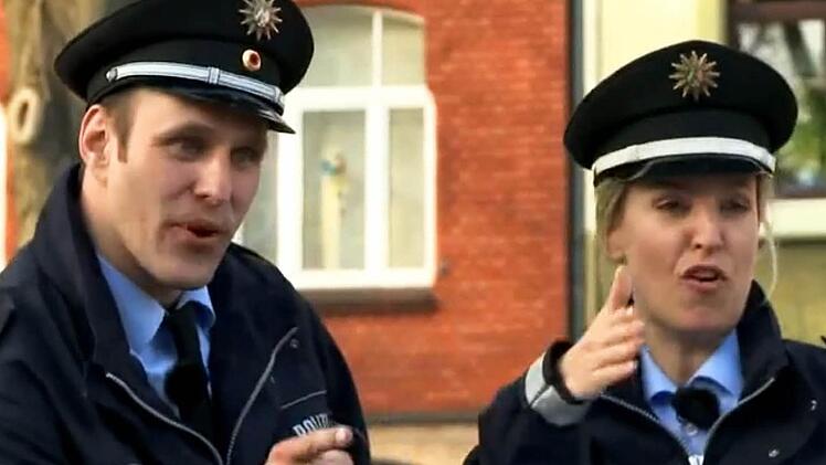 Polizisten beim Rappen. Screenshot: YouTube/Polizei NRW Karriere