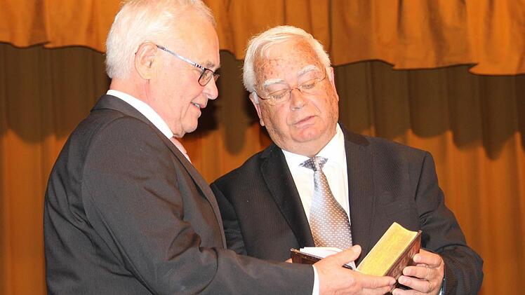 Zwei Freunde: Haim Zuri, Bürgermeister von Kiryat Motzkin, schenkte Rudolf Handwerker eine hebräische Bibel, einen Tanach. Handwerker wird außerdem Ehrenbürger der Landkreis-Partnerstadt in Israel.