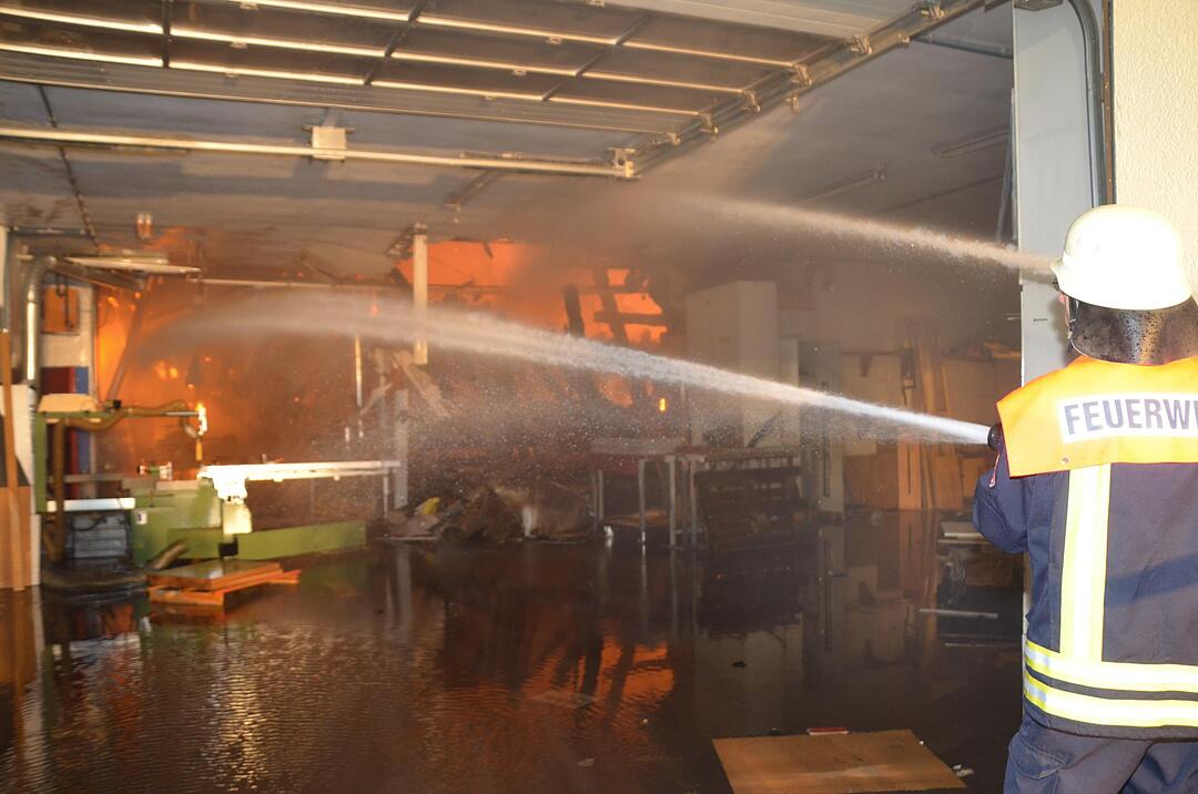 Gro&szlig;brand in Schreinerei