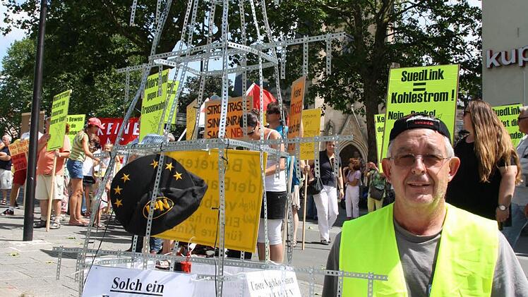 In rund 30 Stunden Arbeit hat Norbert Knote aus Elfershausen einen der Masten für die Stromtrasse, gegen die er aktiv kämpft, nachgebaut.