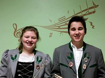 Der Schlagzeuger Felix Kirchner erhielt das Silberne Leistungsabzeichen des Nordbayerischen Musikbundes, Josefa Kleinhenz erspielte sich mit ihrer Querflöte das Leistungsabzeichen in Bronze. Foto: privat