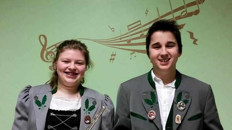 Der Schlagzeuger Felix Kirchner erhielt das Silberne Leistungsabzeichen des Nordbayerischen Musikbundes, Josefa Kleinhenz erspielte sich mit ihrer Querflöte das Leistungsabzeichen in Bronze. Foto: privat