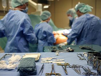 Chirurgen operieren in einer Klinik einen Patienten, im Vordergrund liegt Operationsbesteck.  Symbolfoto: Jens Ressing/dpa
