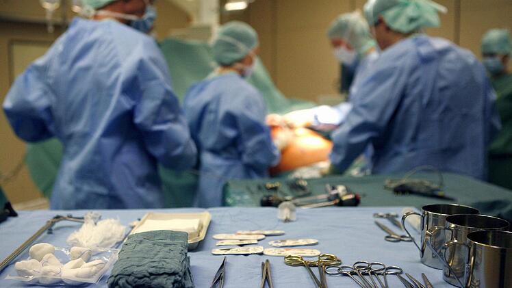Chirurgen operieren in einer Klinik einen Patienten, im Vordergrund liegt Operationsbesteck.  Symbolfoto: Jens Ressing/dpa