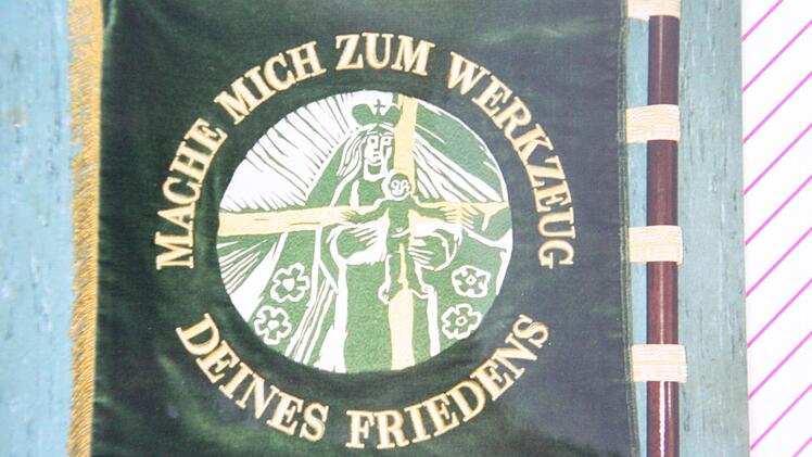 Das Motiv der zweiten Friedensstandarte stammt von Heinrich Schreiber. Geweiht wurde sie von Papst Johannes Paul II. in Rom. Darum bemühte sich Heinz Hausmann.  Repro: Friedwald Schedel