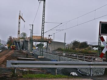 Der Bau der Brücke "Am Sandweg" im Gemeindegebiet Niederfüllbach durch die DB-Projektbau schreitet voran. Die Gemeinde Niederfüllbach wehrt sich, denn sie soll den Unterhalt und ein Drittel der Kosten tragen, obwohl sie die Maßnahme ablehnt und einen günstigeren Bahnübergang wünscht.  Foto: Gabi Arnold