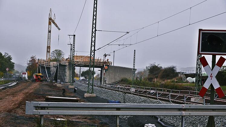 Der Bau der Brücke "Am Sandweg" im Gemeindegebiet Niederfüllbach durch die DB-Projektbau schreitet voran. Die Gemeinde Niederfüllbach wehrt sich, denn sie soll den Unterhalt und ein Drittel der Kosten tragen, obwohl sie die Maßnahme ablehnt und einen günstigeren Bahnübergang wünscht.  Foto: Gabi Arnold