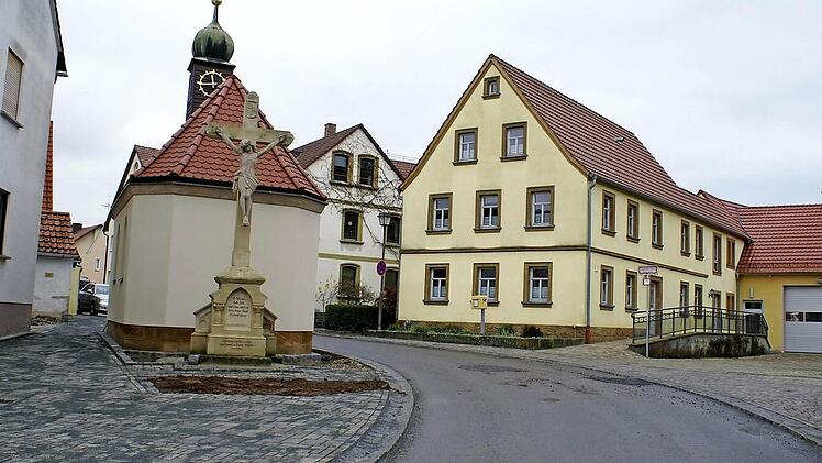 Eine der großen Baumaßnahmen im Jahr 2015, aber noch nicht ganz fertiggestellt: die Dorferneuerungsmaßnahme Höfen-Höfenneusig Foto: nr